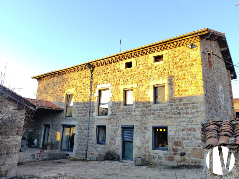 LOIRE, exploitation laitière sur 92ha de SAU groupés - 