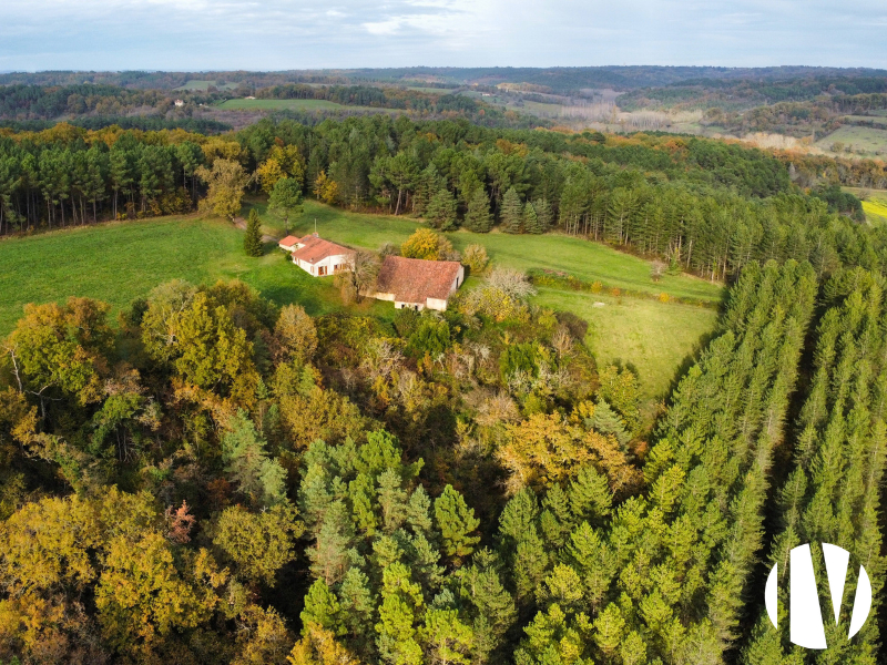 DORDOGNE : Propriété agricole et forestière avec maison rénovée en position dominante - 