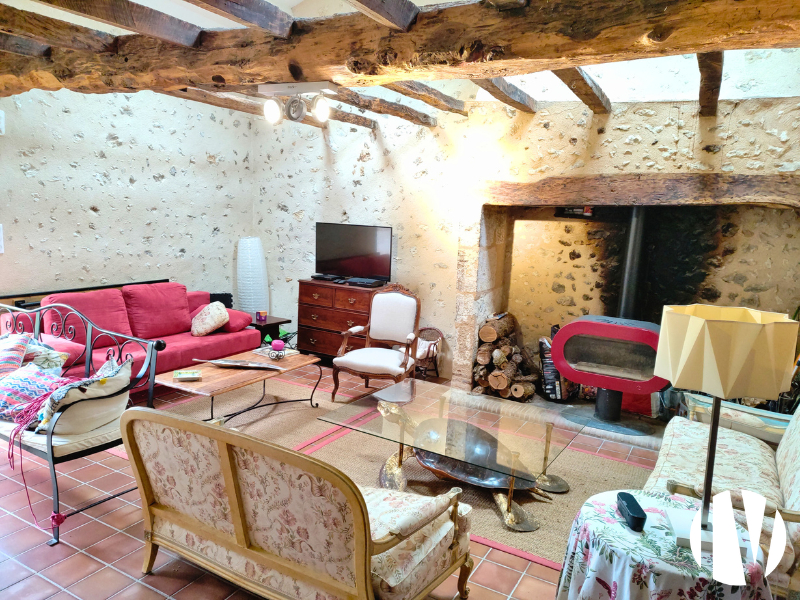 DORDOGNE : Propriété agricole et forestière avec maison rénovée en position dominante - 