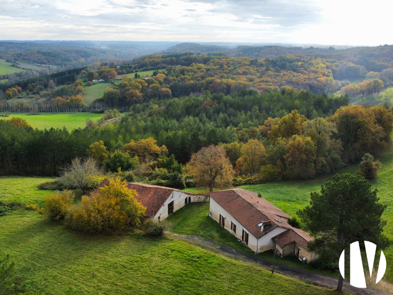 DORDOGNE : Propriété agricole et forestière avec maison rénovée en position dominante - 