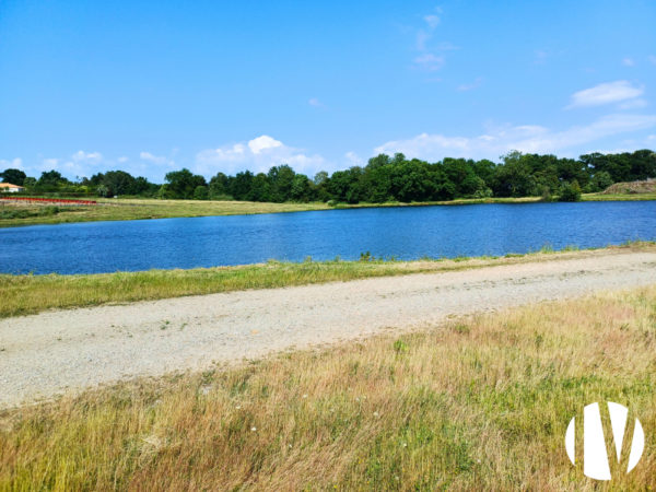 GRAND OUEST:  Exploitation en fruits rouges et autres productions – Sites rares et complets à vendre