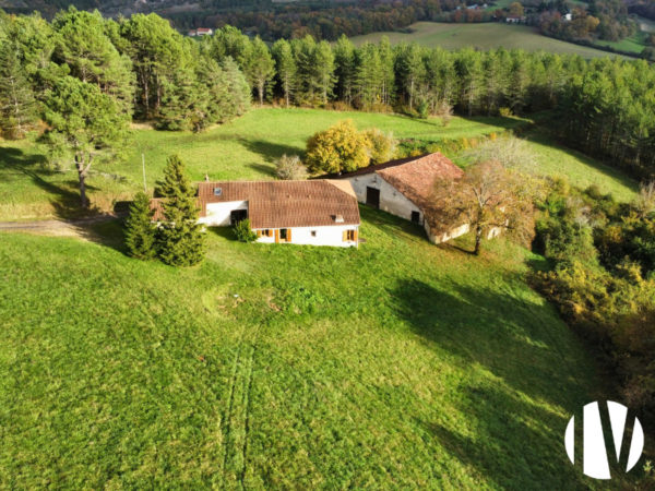 DORDOGNE : Propriété agricole et forestière avec maison rénovée en position dominante