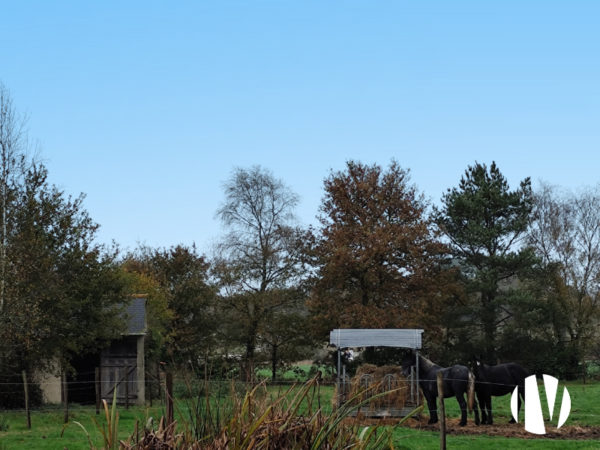 MORBIHAN- Longère et installations équestres sur 12 hectares. Potentiel unique à découvrir !