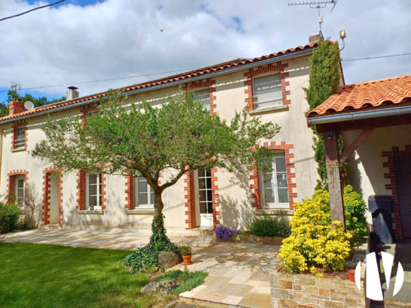 MAINE-ET-LOIRE – Domaine rural avec belle maison proche des commodités