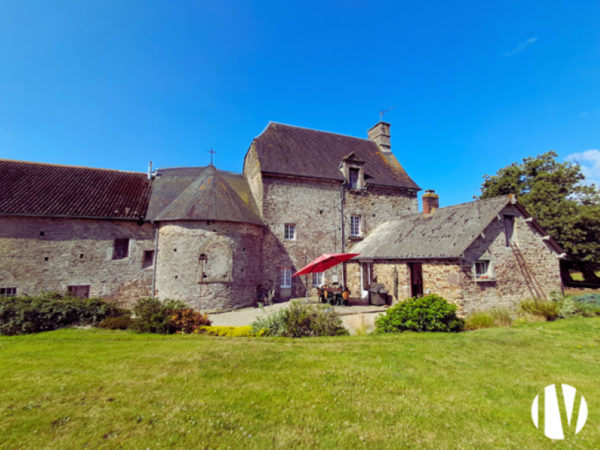 CENTRUM MANCHE Landhuis en boerderij van 75 hectare